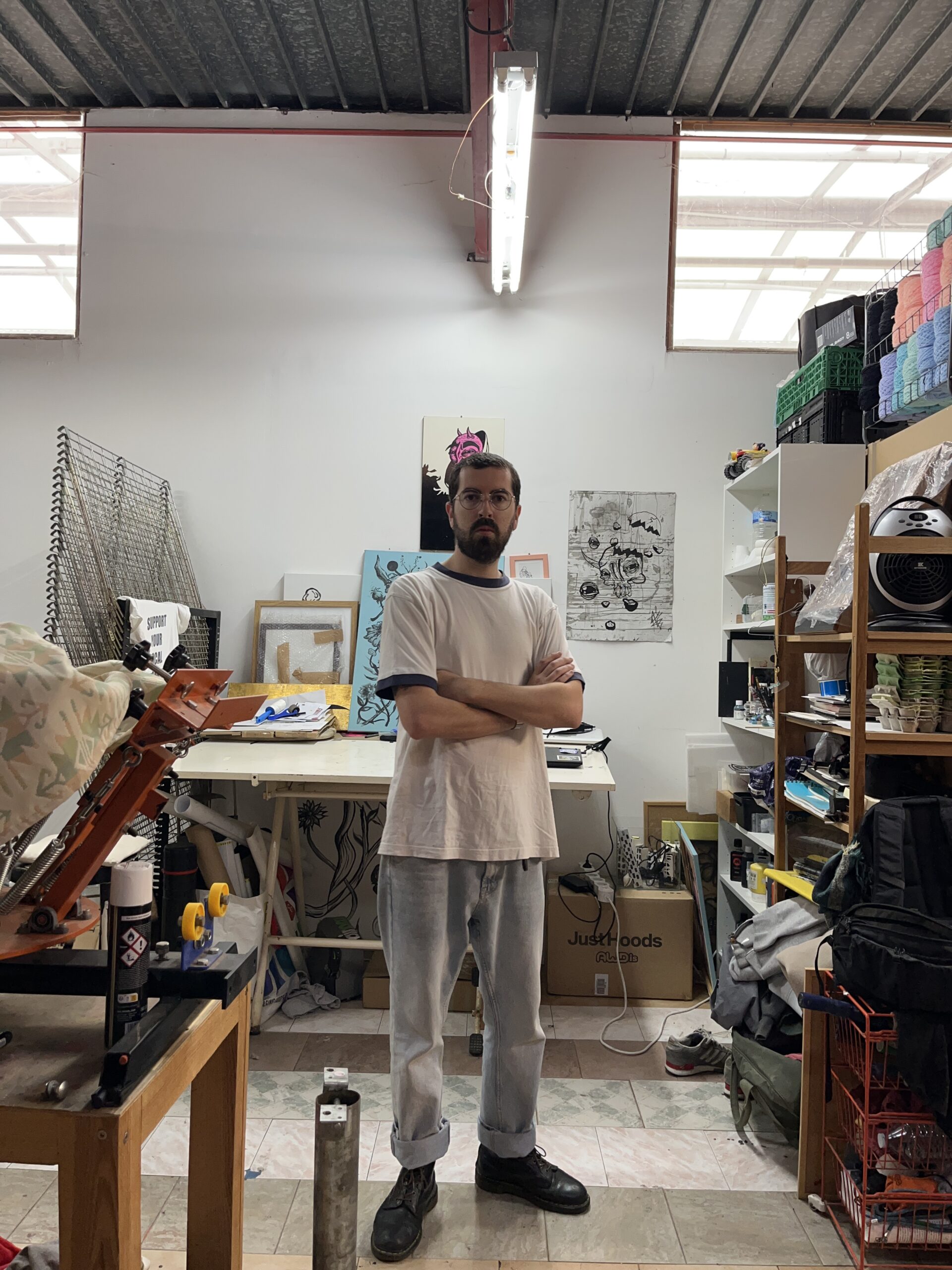 Artiste Xiro, multi disciplinaire, artiste plasticien dans son atelier